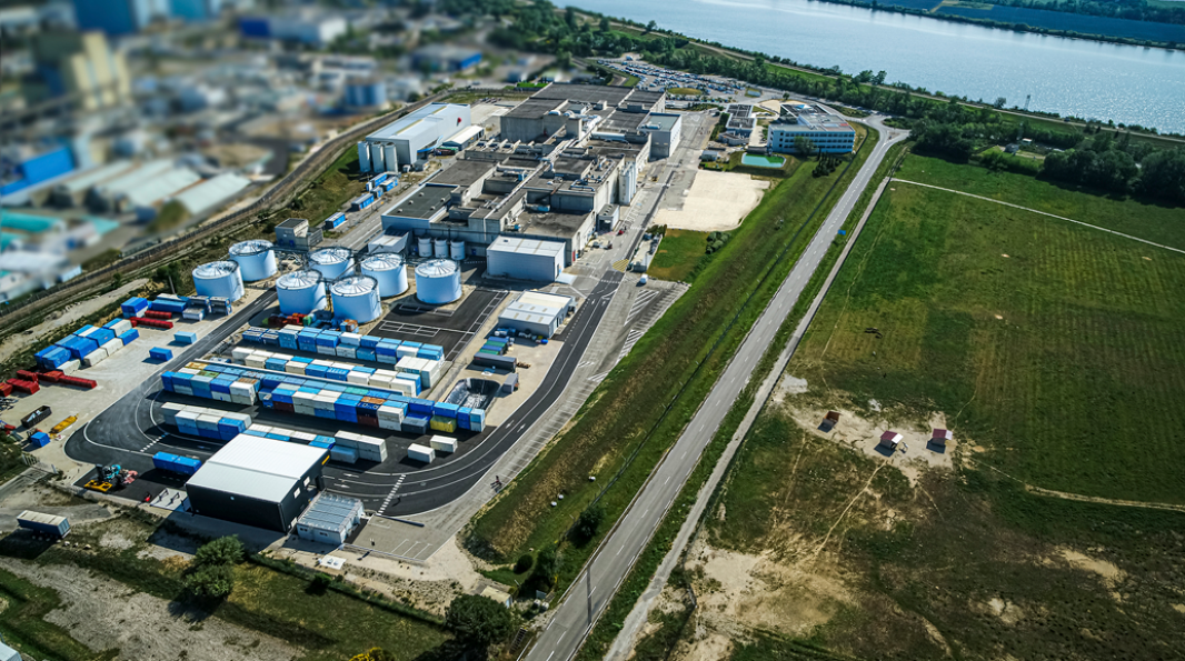 Vue aérienne du site de Centraco montrant l'aire d entreposage, l'usine de traitement de déchets radioactifs de Cyclife France