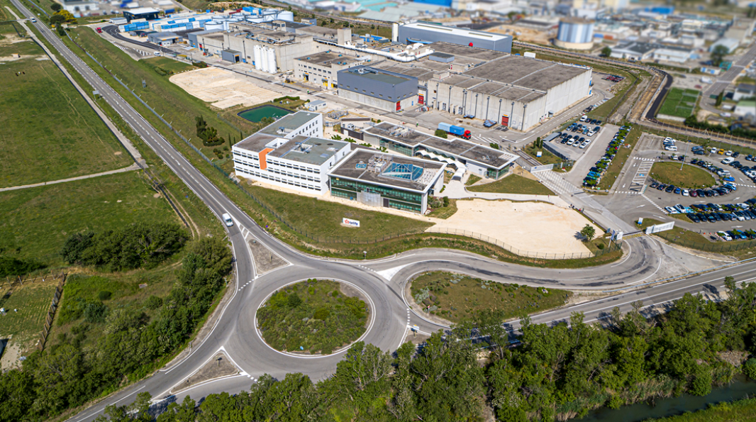 Aerial view of the Centraco site showing the administrative buildings and the Cyclife France radioactive waste treatment plant.