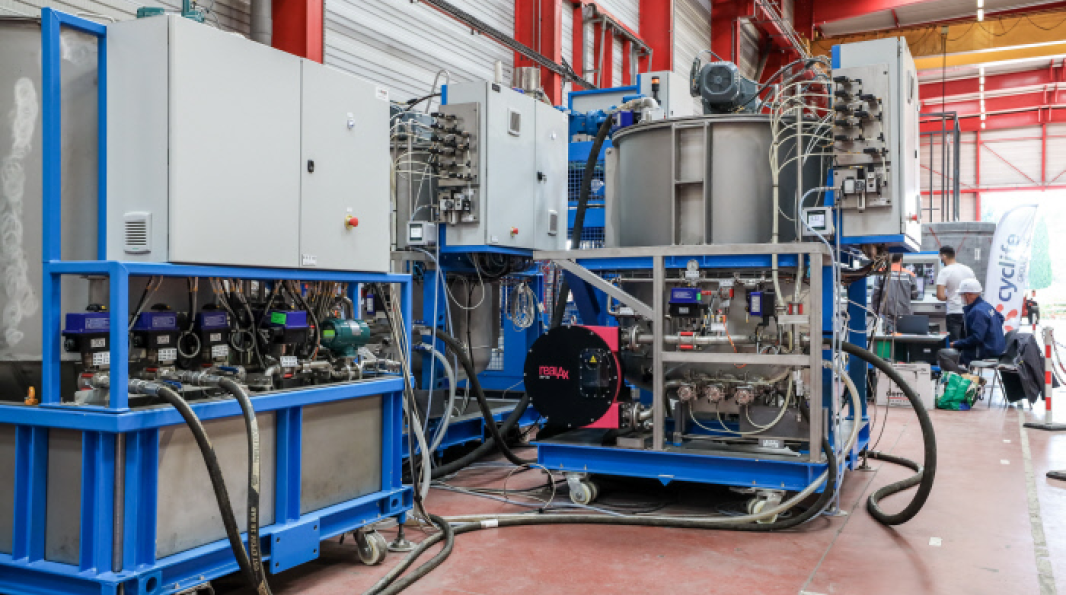 Mobile treatment unit for blocking radioactive sludge UM2B in operation